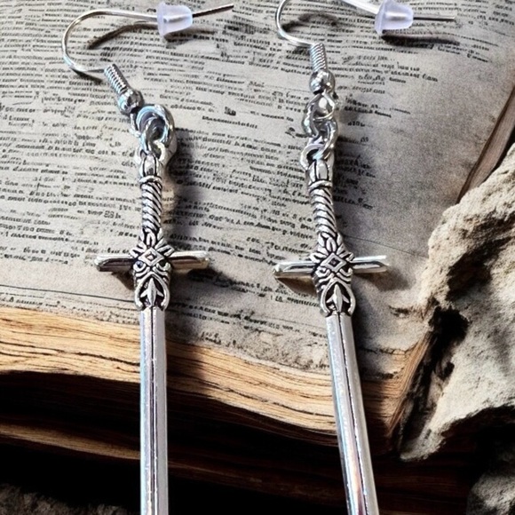 Dungeons and Dragons Silver toned Sword Earrings Rold Playing Goth Unisex - Picture 7 of 17